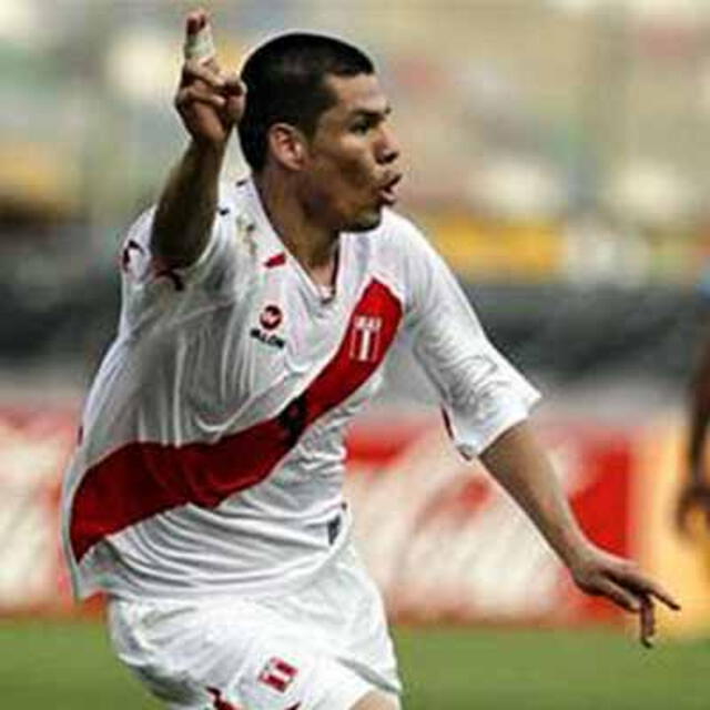 Hernán Rengifo en la Selección Peruana tras anotarle a Uruguay Hernán Rengifo en la Selección Peruana tras anotarle a Uruguay