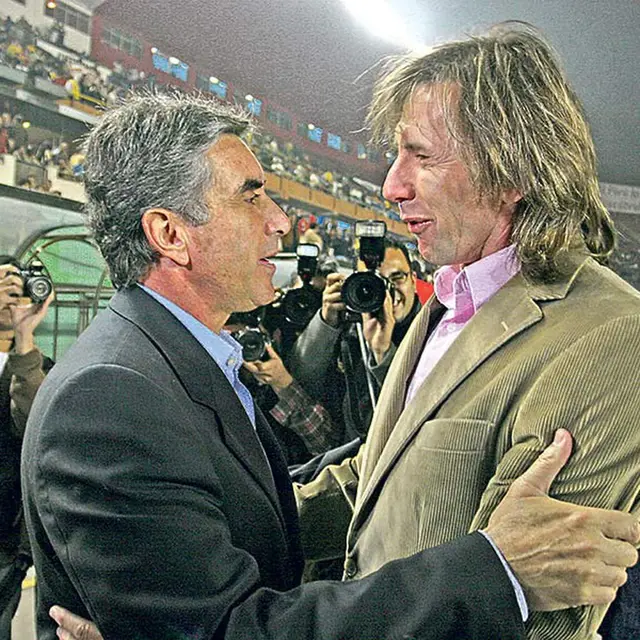 Juan Carlos Oblitas y Ricardo Gareca saludándose en un partido de 2008.   