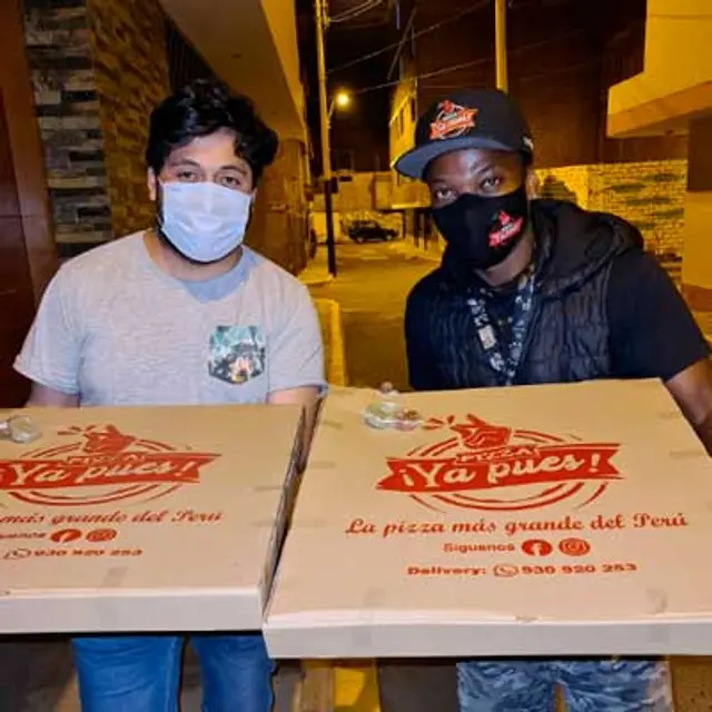 Andrés Mendoza repartiendo pizzas