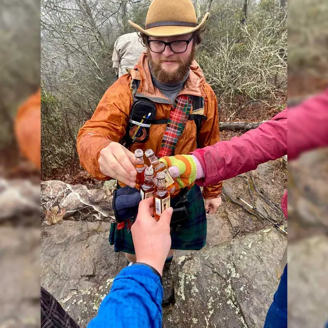 ¿4 botellas y 3 solo amigos para el brindis? La ilusión óptica dividió a los internautas ¿4 botellas y 3 solo amigos para el brindis? La ilusión óptica dividió a los internautas