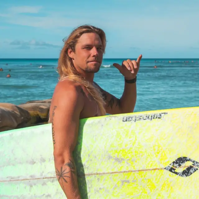 Un surfer haciendo el "shaka" con los dedos (Foto: Freepik)   