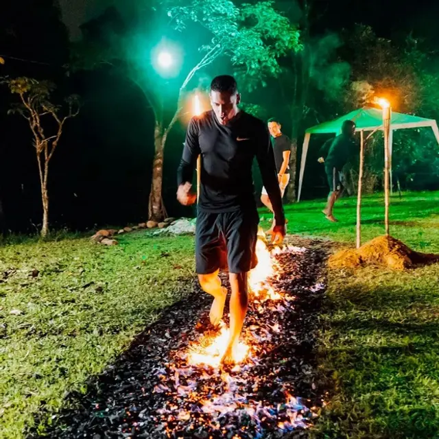  Pablo Sabbag entrenando en brasas calientes.   