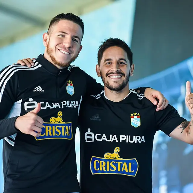 Adrián Ugarriza en un buen ambiente con los jugadores de Sporting Cristal.   