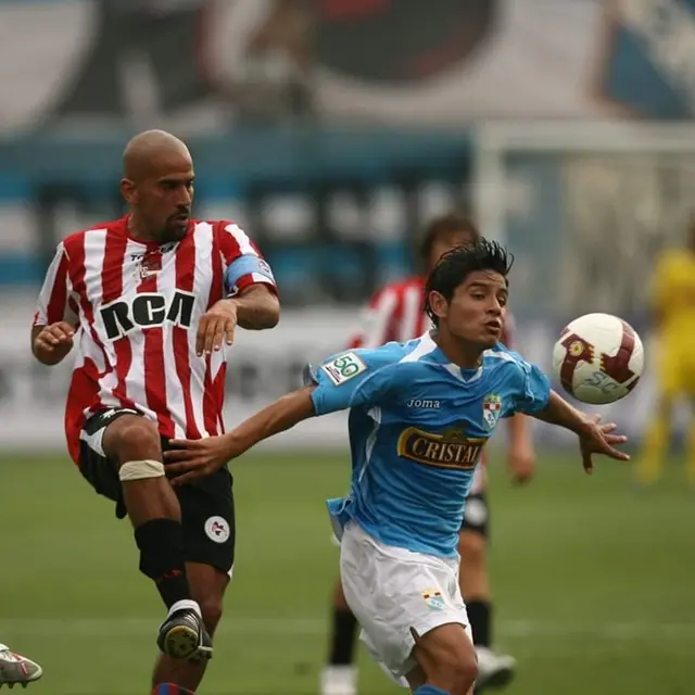 <strong>Lizarbe disputando un balón con Verón</strong> <strong>Lizarbe disputando un balón con Verón</strong>