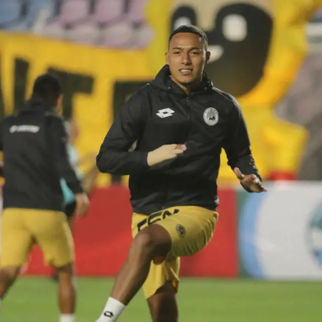 Oswaldo Valenzuela en Cusco FC. Oswaldo Valenzuela en Cusco FC.