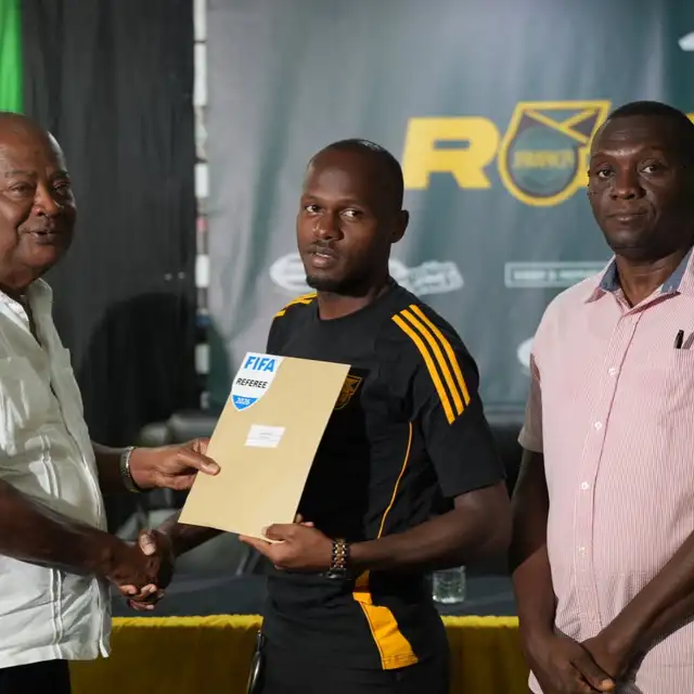 "Celebrando a nuestros oficiales con el distintivo de la FIFA", escribió la Federación de Jamaica "Celebrando a nuestros oficiales con el distintivo de la FIFA", escribió la Federación de Jamaica