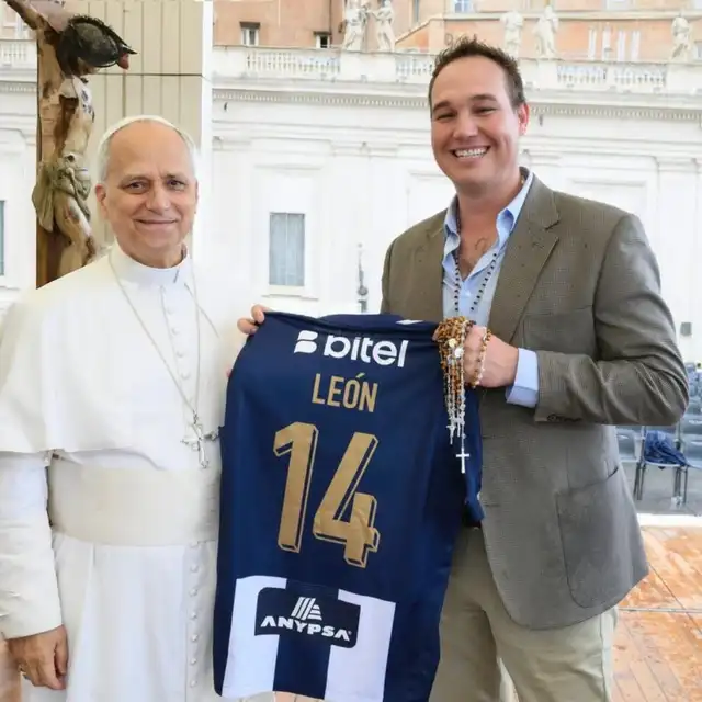 Papa León XIV posando junto a la camiseta de Alianza Lima Papa León XIV posando junto a la camiseta de Alianza Lima