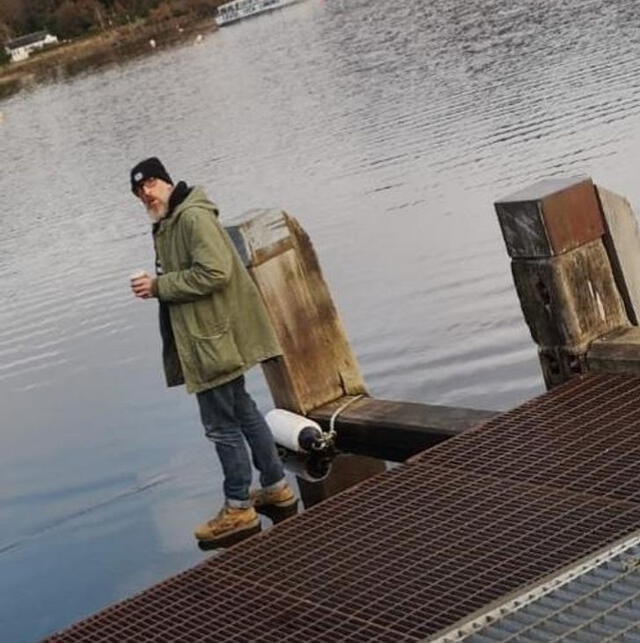 Ilusión óptica, el hombre está encima del agua, imagen