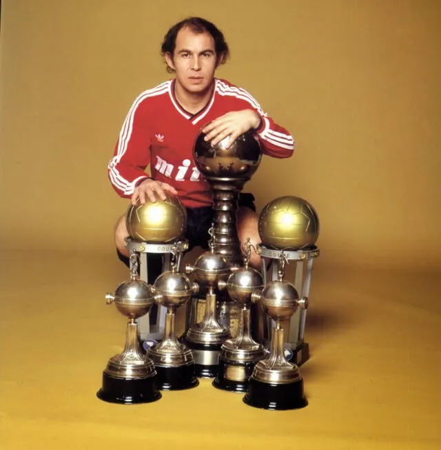Ricardo Bochini con sus títulos más importantes en Independiente. 