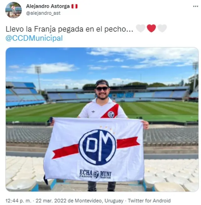Hincha de Municipal lució la bandera edil en el Centenario. Hincha de Municipal lució la bandera edil en el Centenario.