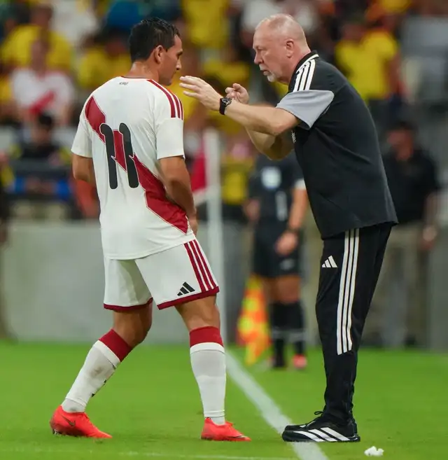 Mano Menezes Peru