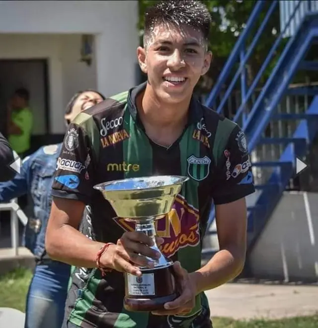 Gonzalo Aguirre juega en Nueva Chicago de Argentina.