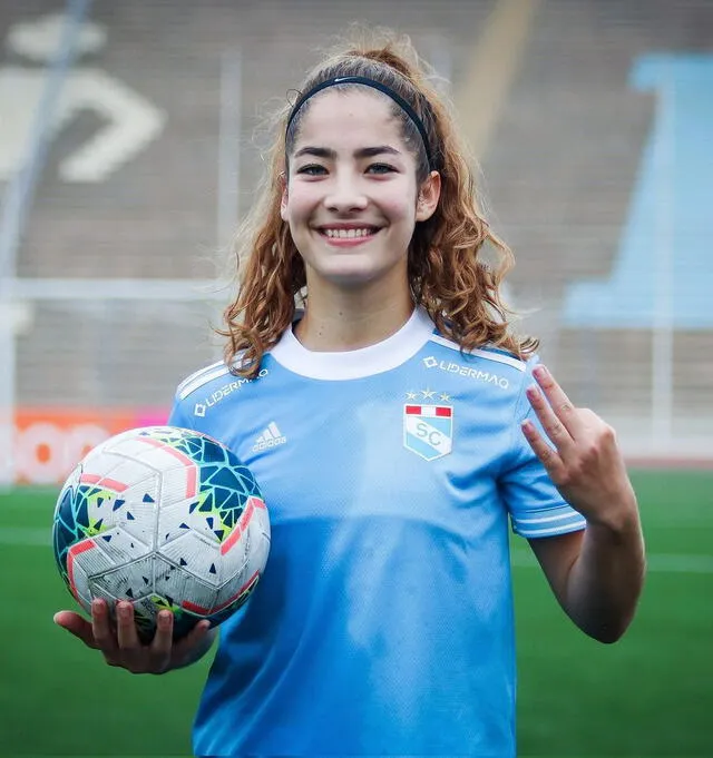 <strong>Alessia Sanllehi ccamiseta de Sporting Cristal</strong>   