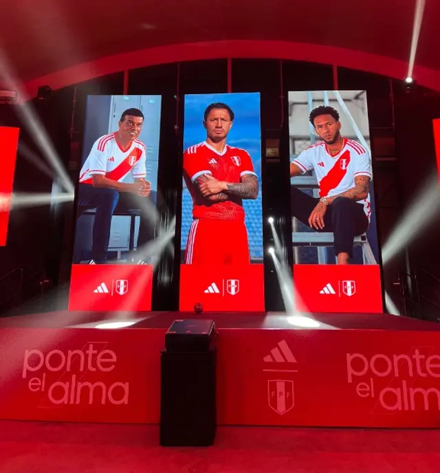  Cubillas, Lapadula y Gallese posan con la camiseta de la Selección Peruana.   