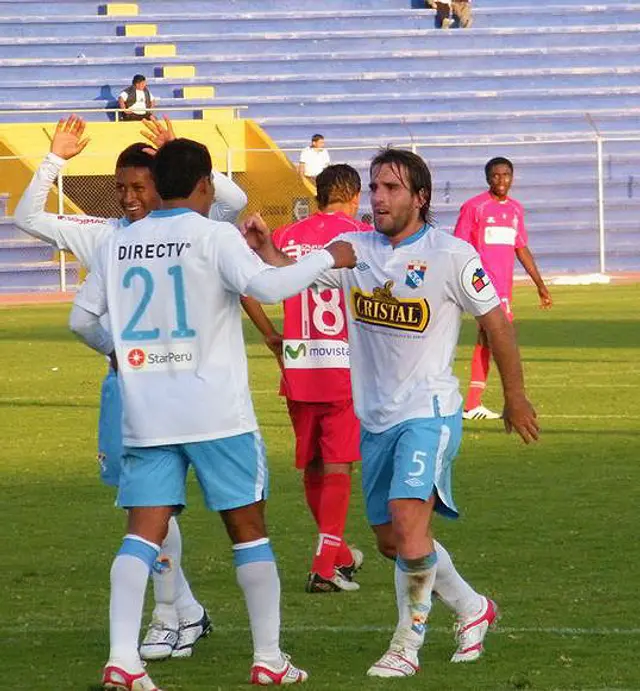 Pedro Aquino (detrás del #21) en su primer partido con Sporting Cristal. Pedro Aquino (detrás del #21) en su primer partido con Sporting Cristal.