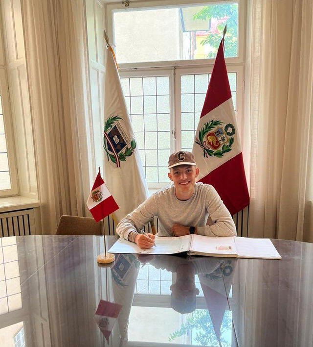 Oliver Sonne haciendo su documentación del DNI   