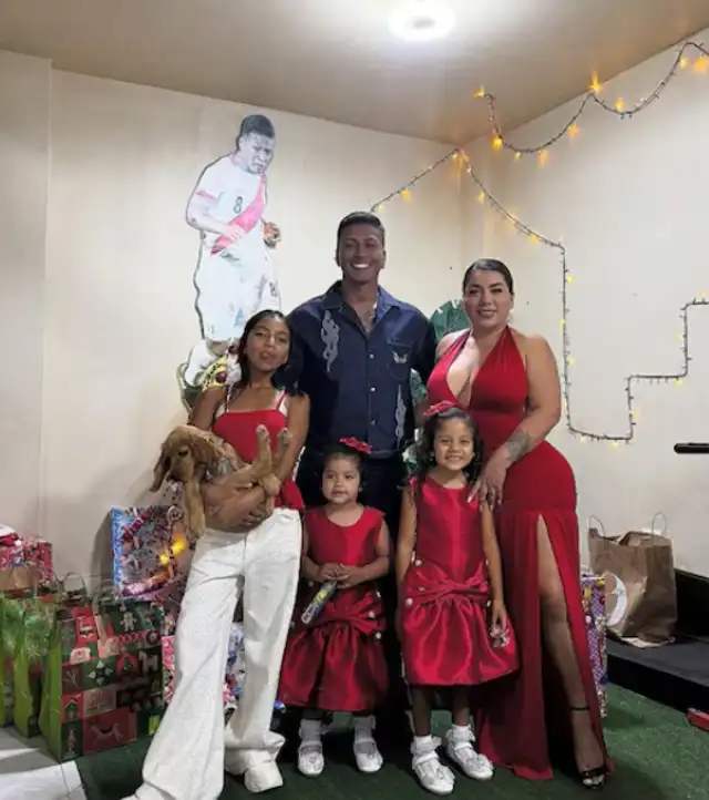 Pedro Aquino junto su familia