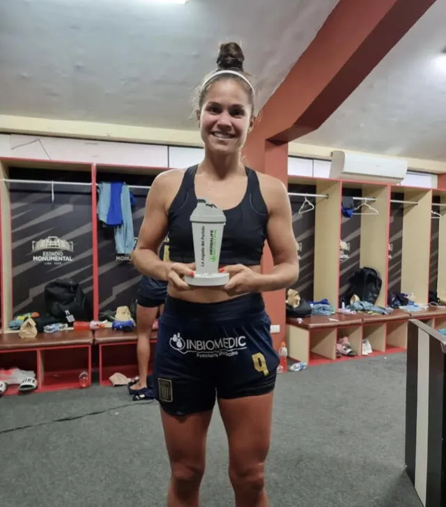 Adriana Lúcar elegida mejor jugadora del clásico.