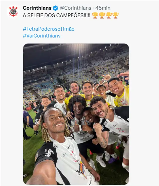  André Carrillo celebrando el título de la Copa Brasil con Corinthians   