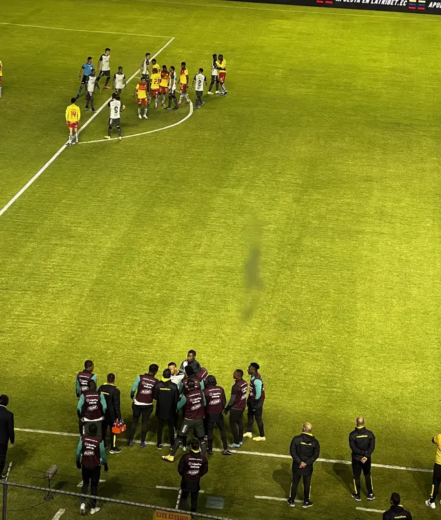 Jugadores de Barcelona consolando a Byron Castillo.