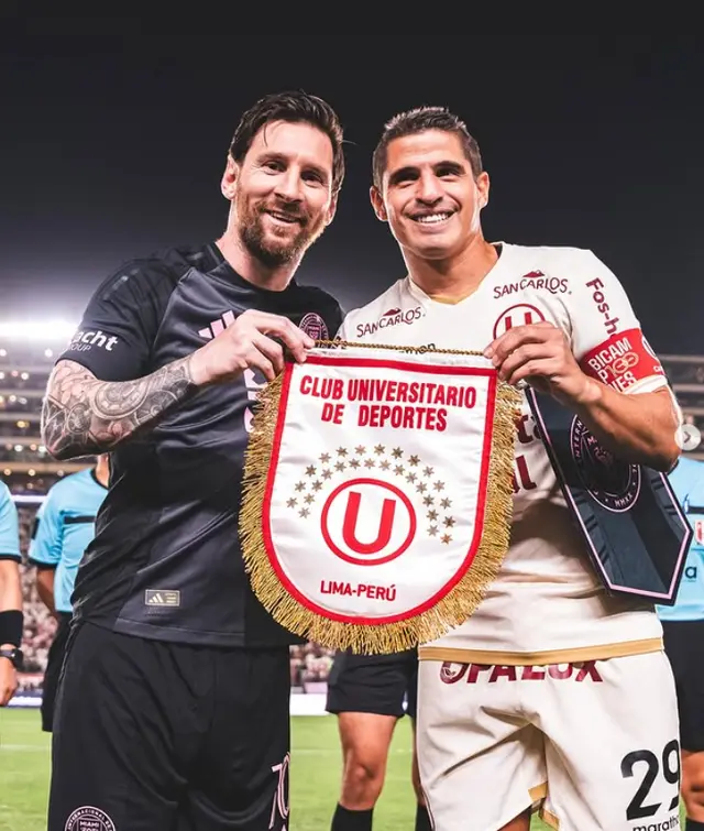 La fotografía de Lionel Messi posando con el banderín de la U | Foto: Universitario   