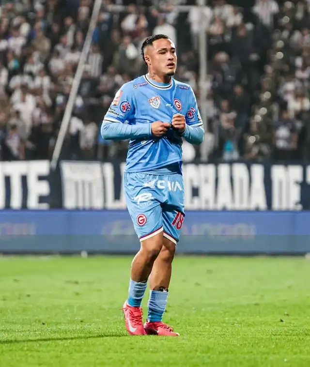 Orlando Núñez con camiseta de Deportivo Garcilaso.   