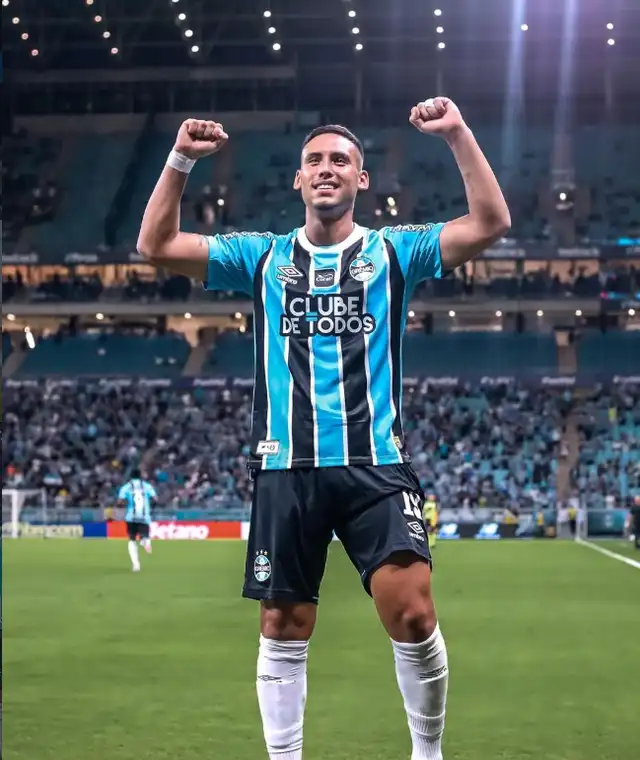 Erick Noriega ganó su primer titulo con Gremio. Foto: Instagram Erick Noriega ganó su primer titulo con Gremio. Foto: Instagram