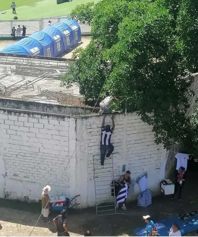 Hinchas de Alianza Lima se treparon a los techos para ver partido.