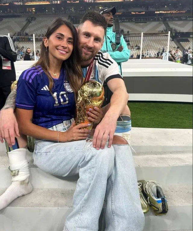 Antonela y Messi posando con la Copa del Mundo en Qatar. Foto: IG Antonela Rocuzzo