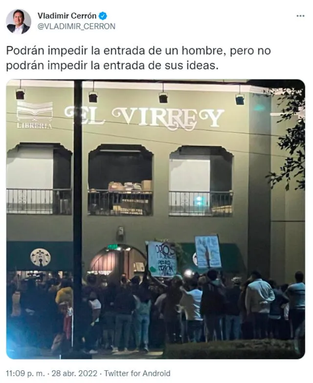Cerrón responde a protestantes de derecha en las afueras de librería.  