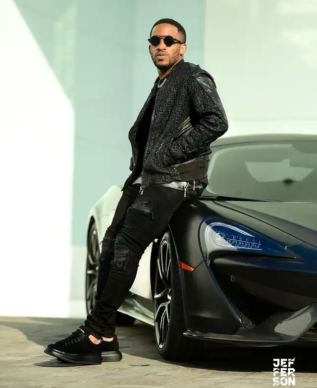 Jefferson Farfán y su auto McLaren Jefferson Farfán y su auto McLaren