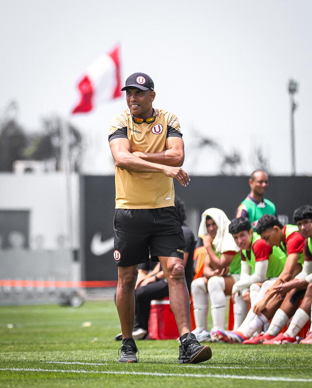 Piero Alva es el técnico de la Sub-18 de Universitario de Deportes. Piero Alva es el técnico de la Sub-18 de Universitario de Deportes.
