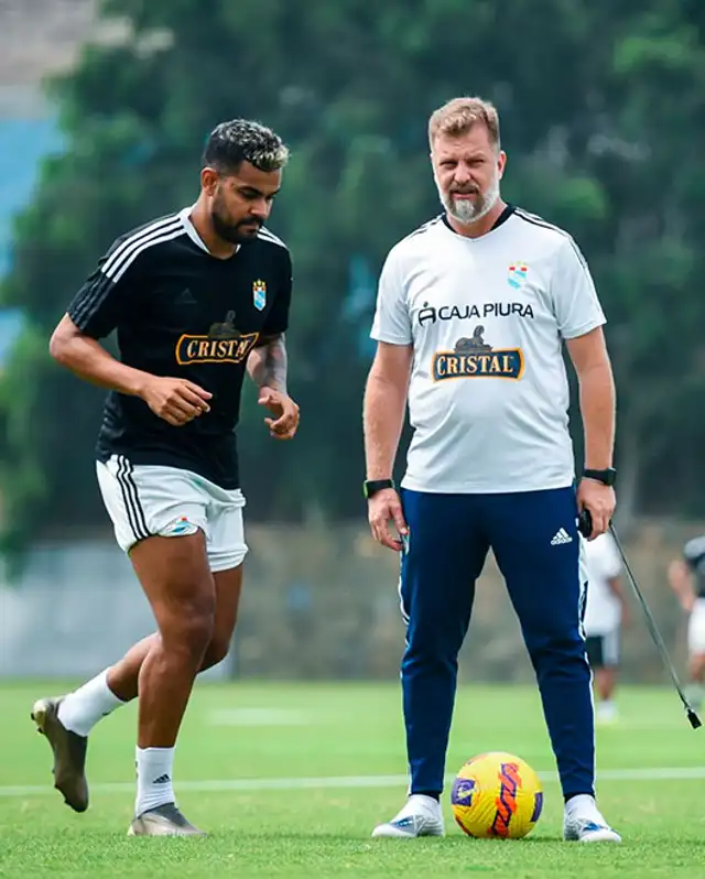  Brenner Marlos será el 9 de Sporting Cristal para la temporada 2023.   