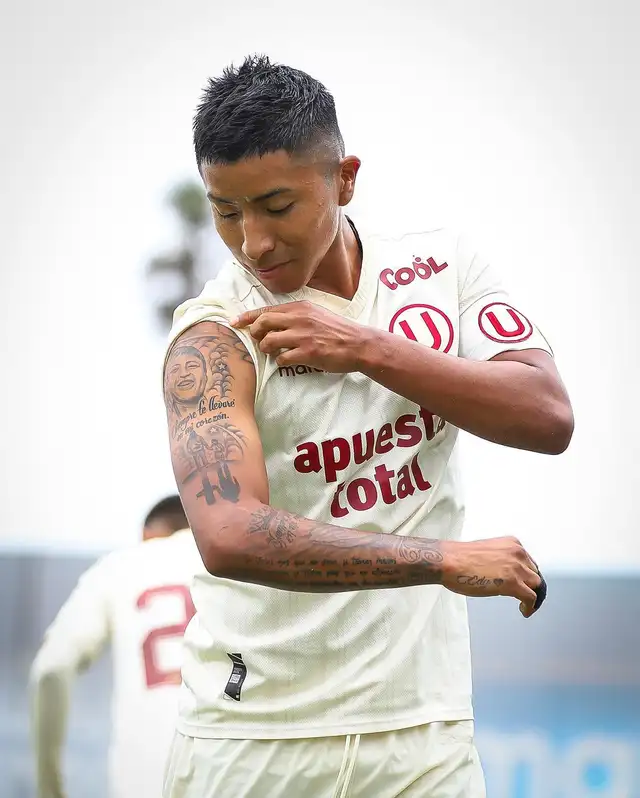 Jack Carhuallanqui jugó en Universitario Jack Carhuallanqui jugó en Universitario