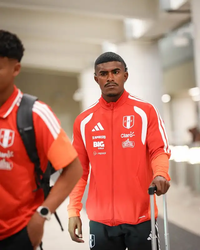 Oslimg Mora, Mano Menezes, Selección Peruana Oslimg Mora, Mano Menezes, Selección Peruana