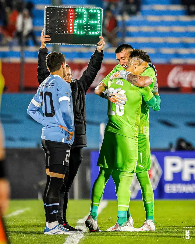 Sebastián Sosa ingresando en lugar de Fernando Muslera y haciendo su respectivo debut. Sebastián Sosa ingresando en lugar de Fernando Muslera y haciendo su respectivo debut.