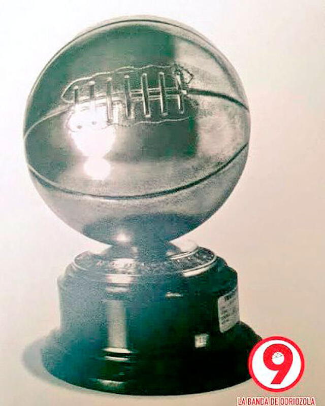 Trofeo de 1934, imagen que fue sacada del libro La U y su historia, de Don Rafael Quiros.   