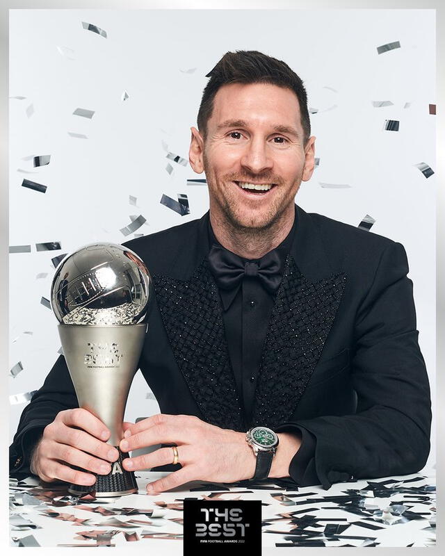  Messi sonriente con su segundo premio The Best. Foto: FIFA   