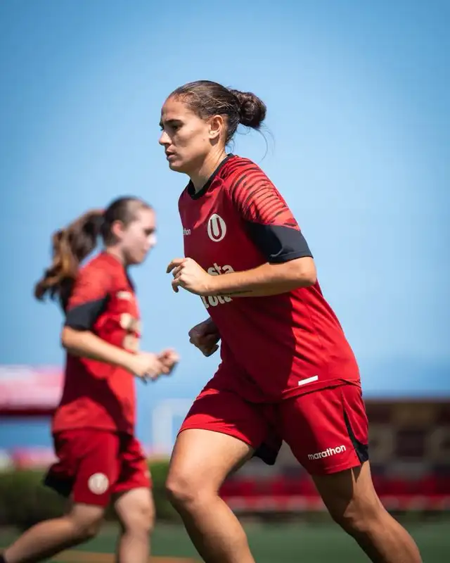Universitario femenino