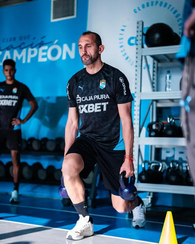 Hernán Barcos viene entrenando con Sporting Cristal para disputar la Copa Caliente y luego el Torneo Clausura 2026