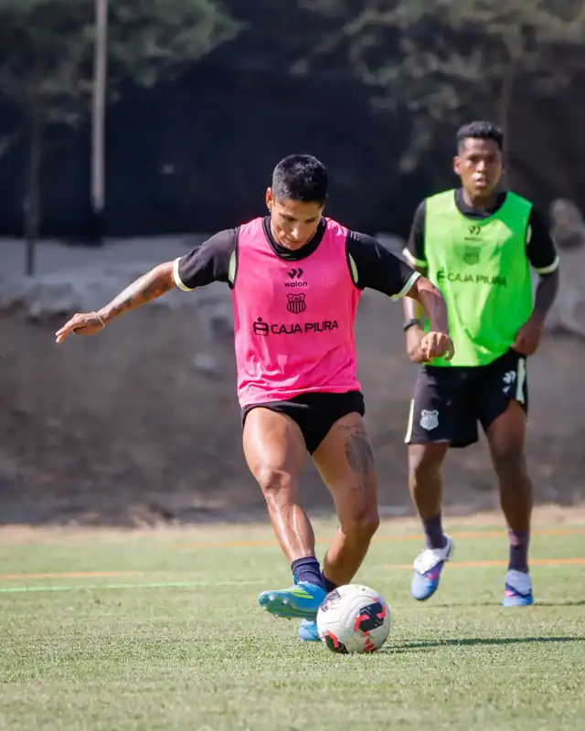 Raúl Ruidíaz entrenó con Atlético Grau en medio de los rumores de su fallido fichaje a Universitario Raúl Ruidíaz entrenó con Atlético Grau en medio de los rumores de su fallido fichaje a Universitario