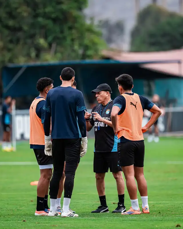 Roberto Mosquera realizó su primeros entrenamientos con Sporting Cristal Roberto Mosquera realizó su primeros entrenamientos con Sporting Cristal