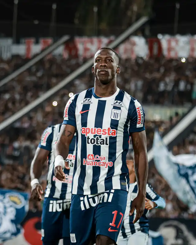 Luis Advíncula viene siendo criticado por los hinchas de Alianza Lima por su rendimiento en el Torneo Clausura