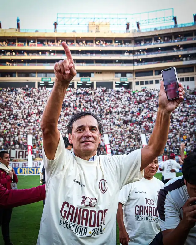Fabián Bustos salió campeón con Universitario en 2024 Fabián Bustos salió campeón con Universitario en 2024