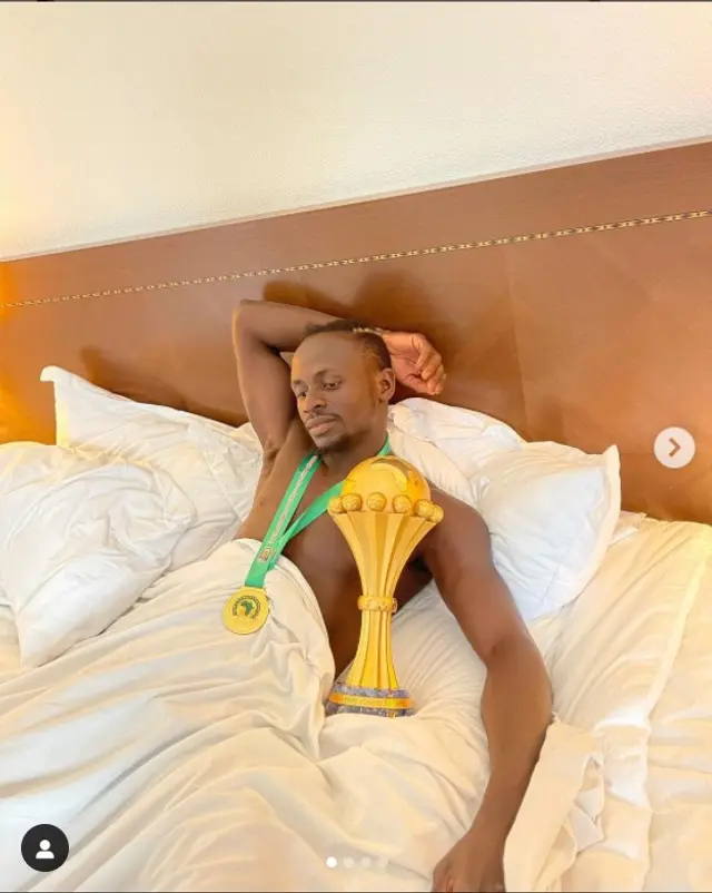 Así celebró Sadio Mané el título de campeón de África.   