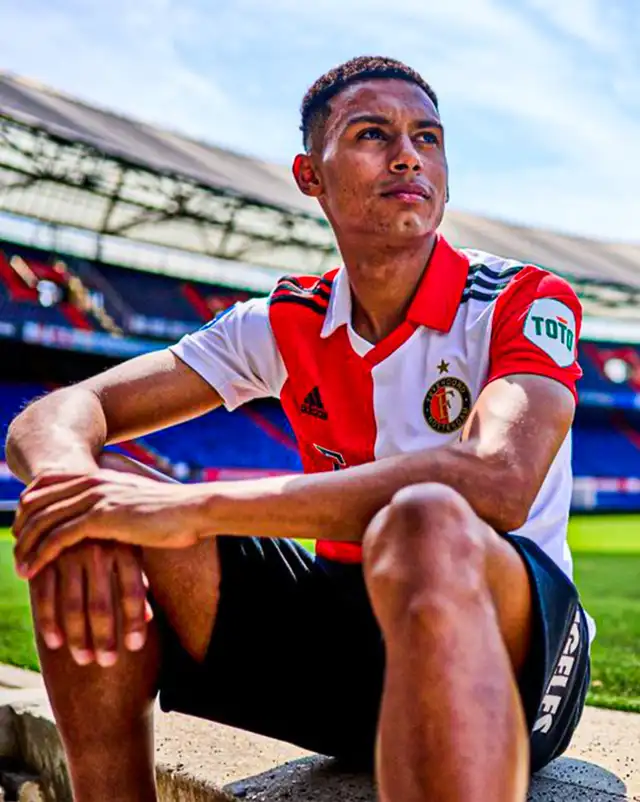 <strong>López con su nueva camiseta</strong>   