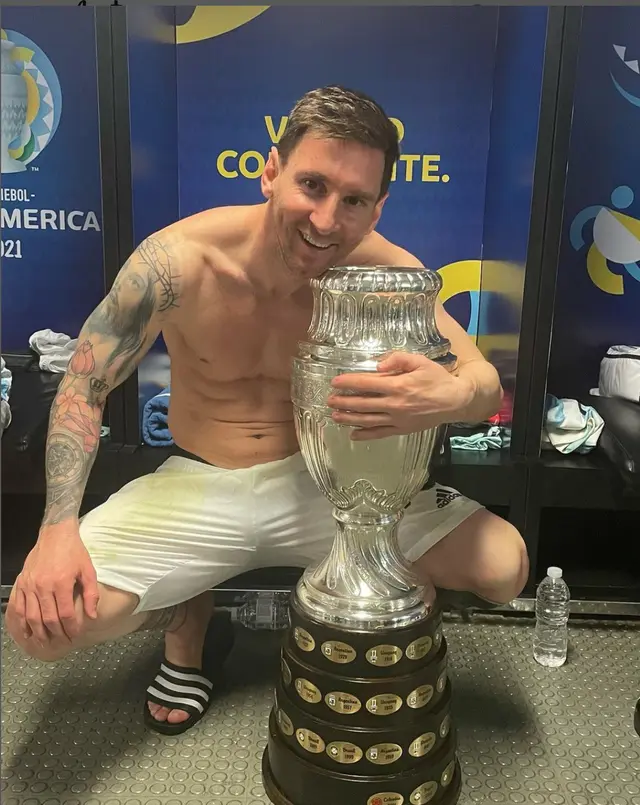 Lionel Messi junto a la Copa América