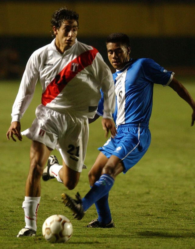  Juan Cominges con Perú en un amistoso contra Guatemala en 2003.   