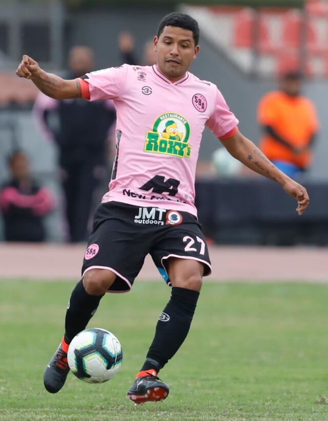 Reimond Manco jugando por Sport Boys.   