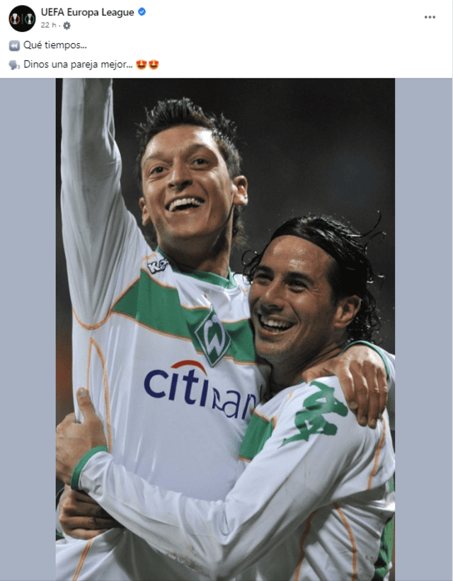 Claudio Pizarro y Mesut Özil